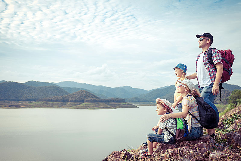 Familia disfrutando juntos de un estilo de vida libre y próspero