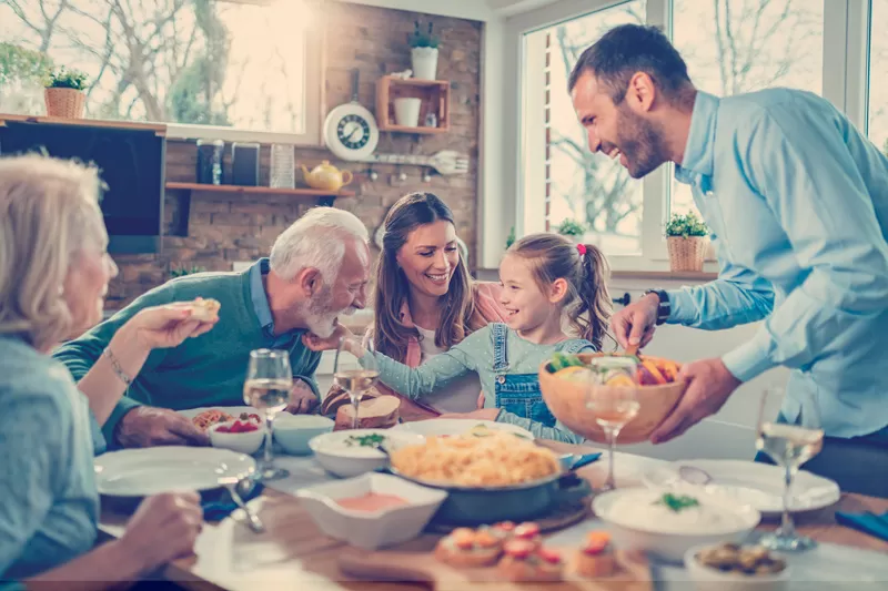 Familia disfrutando y compartiendo el éxito financiero juntos