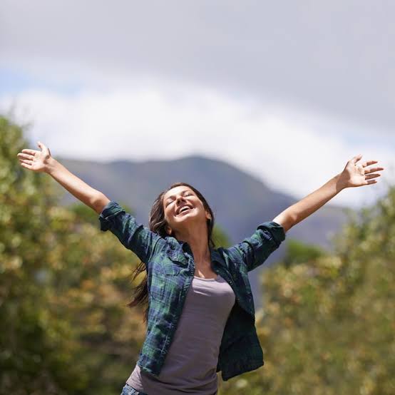 Persona feliz disfrutando de un estilo de vida libre y en paz